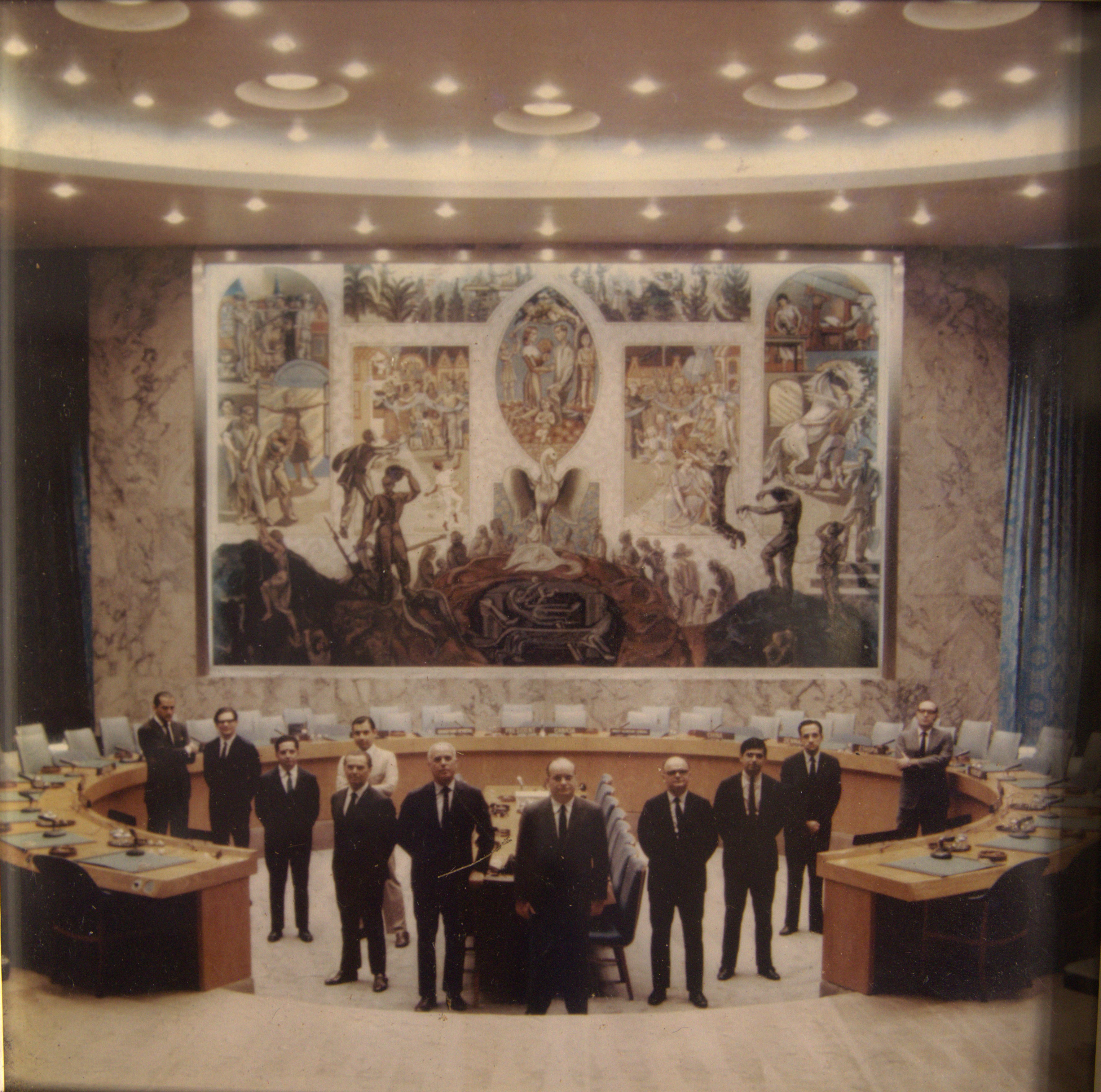 Diplomatas brasileiros posam para foto durante reunião com o secretário-geral Paulo Tarso Flecha de Lima, ao centro da imagem. Jeronimo Moscardo é o segundo da esquerda para a direita.